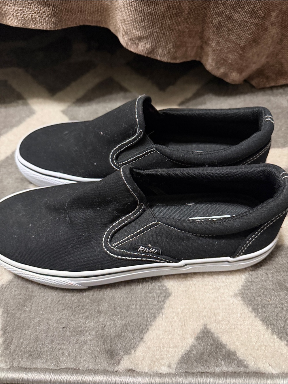 Rival women’s 6.5 black sneakers